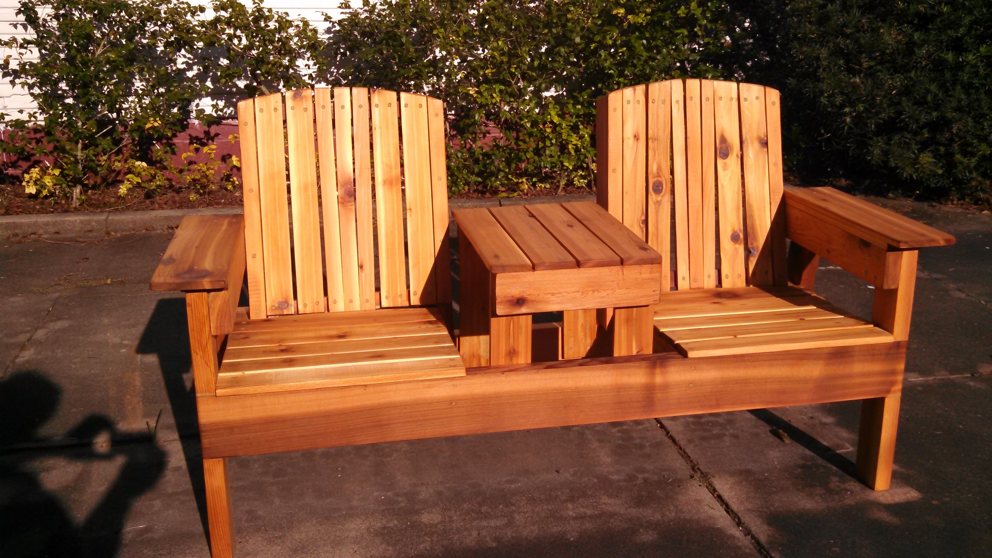 два кресла со столиком для дачи из дерева