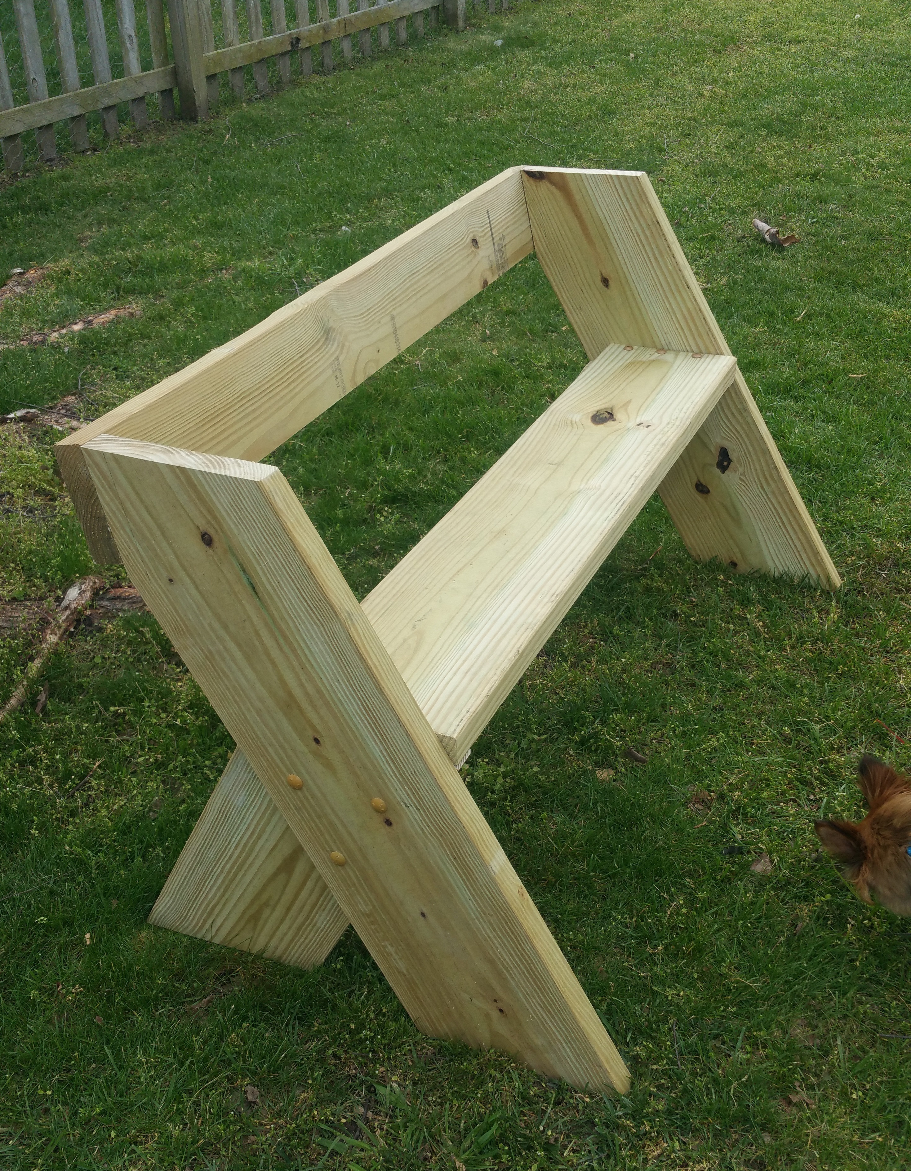 Простые деревянные скамейки