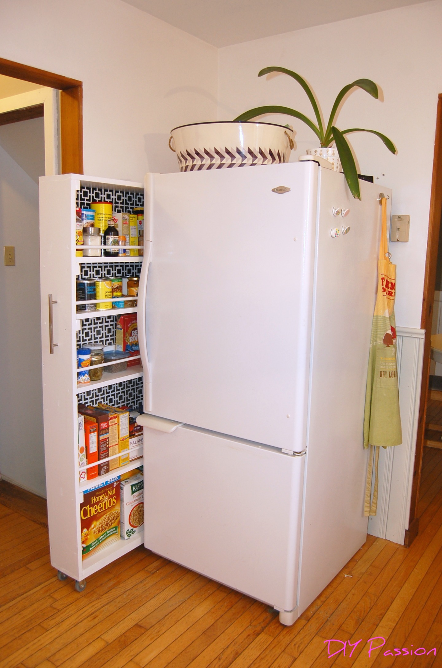 Выдвижной шкаф за холодильником
